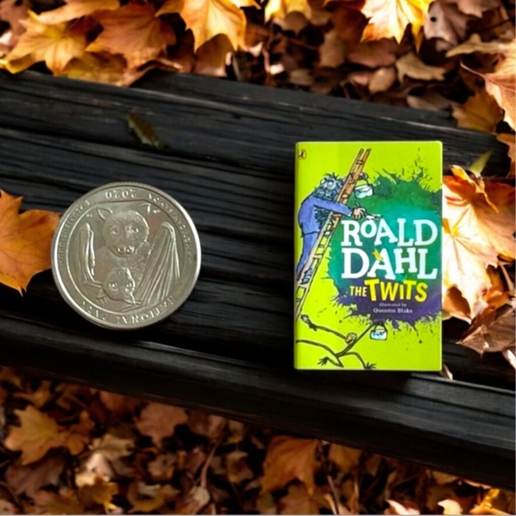 Mini Brands Book Roald Dahl - Picture 1 of 2